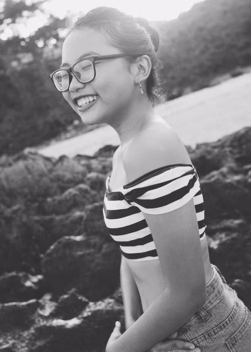 Phương Mỹ Chi hiện tại có phong cách thời trang không khác người lớn.