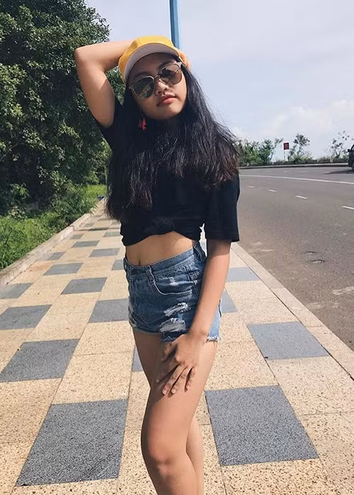 Phương Mỹ Chi ưa chuộng phong cách quần short và áo thun.