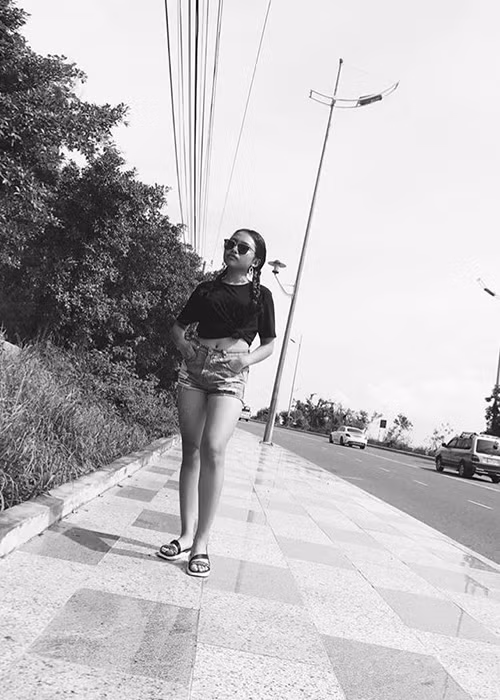 Chỉ mới 14 tuổi nhưng Phương Mỹ Chi đã có gu ăn mặc hệt người lớn. Cô bé thường xuyên chọn những chiếc quần short, áo dây...