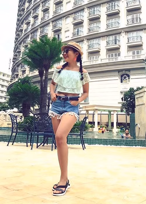 Trước những nhận xét này, Phương Mỹ Chi thẳng thắn thừa nhận mình là trang giấy nhưng giờ đã được xã hội tô vẽ. "Ai rồi cũng sẽ lớn lên. Những ai bình luận em như vậy chắc hẳn khi nhìn lại hình ảnh Phương Mỹ Chi ngày xưa của bản thân mình cũng sẽ thấy mình dễ thương hơn thôi." - Phương Mỹ Chi chia sẻ.