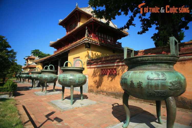 Nhìn chung, cả chín chiếc đỉnh đều có dáng chung giống nhau: bầu tròn, cổ thắt, miệng loe, trên miệng có hai quai, dưới bầu có ba chân. Ở phần cổ đỉnh, bên phải ghi năm đúc đều là "Minh Mạng thập lục niên Ất Mùi" tức là năm 1835.