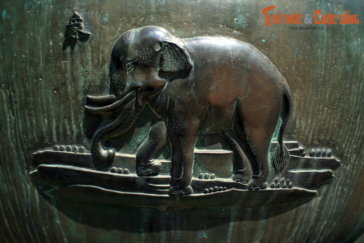 Mỗi đỉnh được chạm khắc 17 bức họa tiết và 1 bức họa thư, gồm các chủ đề về vũ trụ, núi sông, chim thú, sản vật, vũ khí... Các bức chạm này tập hợp thành bức tranh toàn cảnh của đất nước Việt Nam thống nhất thời nhà Nguyễn.