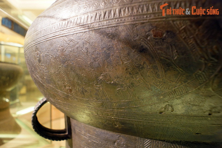 Trống còn khá nguyên vẹn, có hình dáng cân đối, đường kính 79 cm, cao 63 cm. Nét đặc sắc nhất của trống đồng Ngọc Lũ I là hệ thống hoa văn hết sức phong phú, được chia làm hai loại là hoa văn hình học và hoa văn người, động vật và đồ vật.