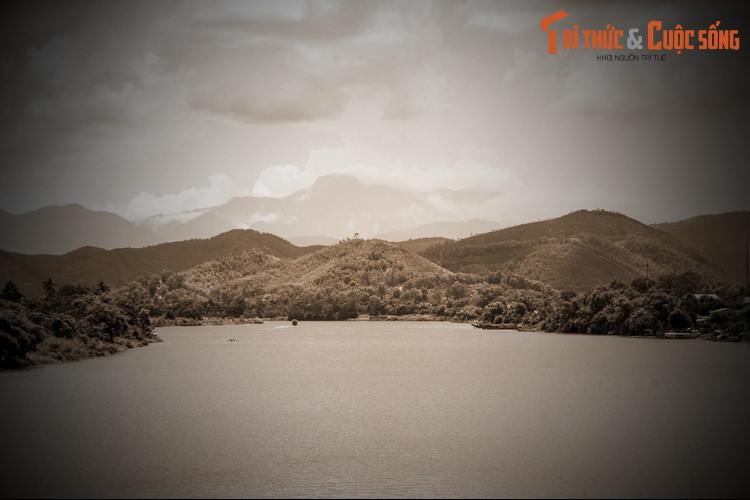 Đau lòng thay, chàng trai đã chết dưới dòng sông Hương, nhưng cô gái lại dạt vào bờ và được dân làng cứu sống. Sau đó, gia đình đã đưa cô về và ép lấy một người giàu có. Thời gian trôi qua, cô gái dần quên đi những kỉ niệm với người yêu đã mất.