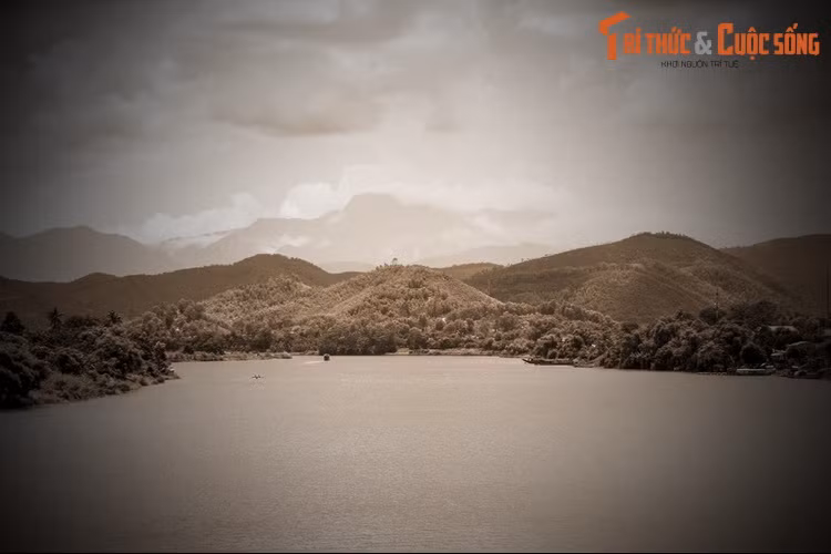 Đau lòng thay, chàng trai đã chết dưới dòng sông Hương, nhưng cô gái lại dạt vào bờ và được dân làng cứu sống. Sau đó, gia đình đã đưa cô về và ép lấy một người giàu có. Thời gian trôi qua, cô gái dần quên đi những kỉ niệm với người yêu đã mất.