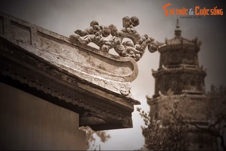 Còn chàng nằm dưới sông Hương, chờ người yêu mà không gặp nên uất hận cho số phận mình và không thể siêu thoát. Vong hồn của anh lang thang ở chùa Thiên Mụ, mang theo lời nguyền rằng bất cứ đôi trai gái nào yêu nhau đến đây thì tình yêu sẽ đổ vỡ.