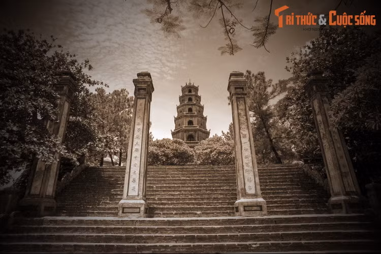 Theo lời kể được truyền lại, vào thuở xưa, khi chúa Nguyễn còn trai trị ở Đàng trong, tư tưởng lễ giáo phong kiến “cha mẹ đặt đâu con ngồi đó” vẫn còn rất nặng nề. Thời điểm ấy, một đôi trai gái yêu nhau mặn nồng.