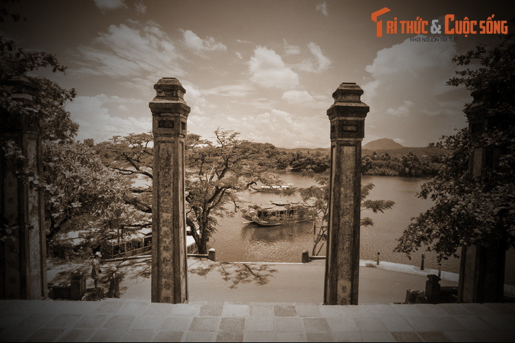 Cô gái là tiểu thư khuê các, xinh đẹp và là con một vị quan giàu có. Nhưng chàng trai lại có hoàn cảnh éo le, mồ côi và nghèo đói. Vì vậy, gia đình cô gái đã ngăn cấm quyết liệt. Quá đau khổ, cả hai đã cùng nhau ra bến thuyền phía trước chùa Thiên Mụ để tự vẫn.