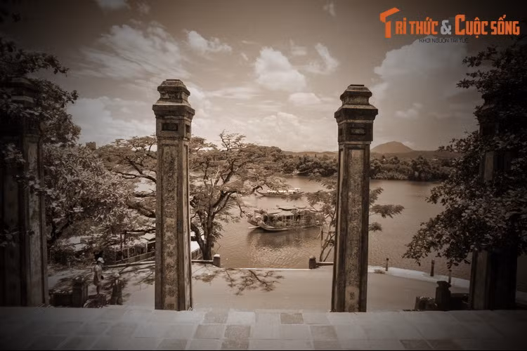 Cô gái là tiểu thư khuê các, xinh đẹp và là con một vị quan giàu có. Nhưng chàng trai lại có hoàn cảnh éo le, mồ côi và nghèo đói. Vì vậy, gia đình cô gái đã ngăn cấm quyết liệt. Quá đau khổ, cả hai đã cùng nhau ra bến thuyền phía trước chùa Thiên Mụ để tự vẫn.