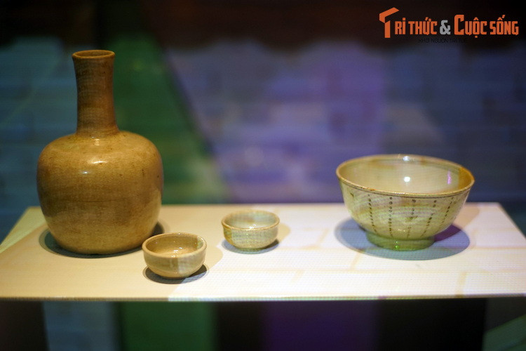 Từ trái qua phải: Nậm và chén rượu nhỏ men trắng, bát nhỏ hoa lam trang trí hoa văn chấm dải, đều là đồ gốm Bình Giang (Hải Dương), thời Lê Trung hưng, thế kỷ 17-18.