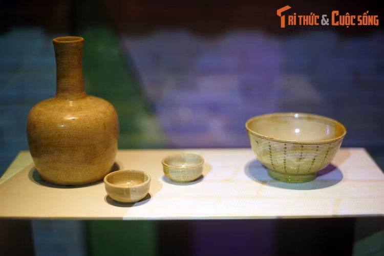 Từ trái qua phải: Nậm và chén rượu nhỏ men trắng, bát nhỏ hoa lam trang trí hoa văn chấm dải, đều là đồ gốm Bình Giang (Hải Dương), thời Lê Trung hưng, thế kỷ 17-18.