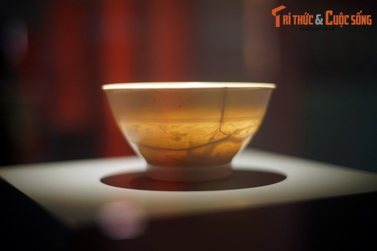 Bát sứ men trắng mỏng, thấu quang, trong lòng in nổi hình rồng và chữ Quan, đồ dùng của nhà vua thời Lê sơ, thế kỷ 15.