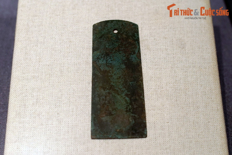 Lệnh bài "Cung nữ xuất mãi bài", thời vua Lê Thánh Tông, niên hiệu Quang Thuận thứ 7 (1466).