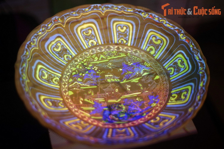 Đĩa gốm vẽ nhiều màu, vành có hoa văn cánh sen, lòng vẽ phong cảnh, gốm Thăng Long thời Lê Sơ. Hiện vật này được phục chế và tái hiện hoa văn bằng công nghệ trình chiếu 3D mapping.