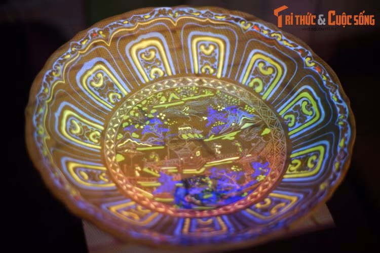 Đĩa gốm vẽ nhiều màu, vành có hoa văn cánh sen, lòng vẽ phong cảnh, gốm Thăng Long thời Lê Sơ. Hiện vật này được phục chế và tái hiện hoa văn bằng công nghệ trình chiếu 3D mapping.