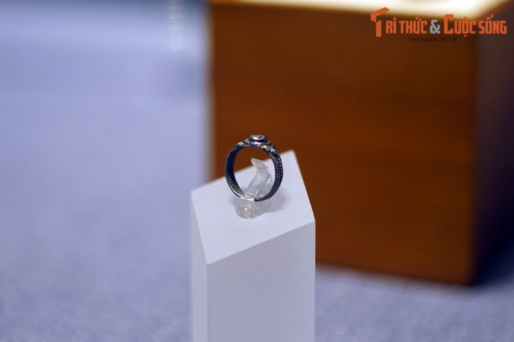 Nhẫn bạc, mặt khắc biểu tượng âm dương, thời Lê sơ, thế kỷ 15-16.