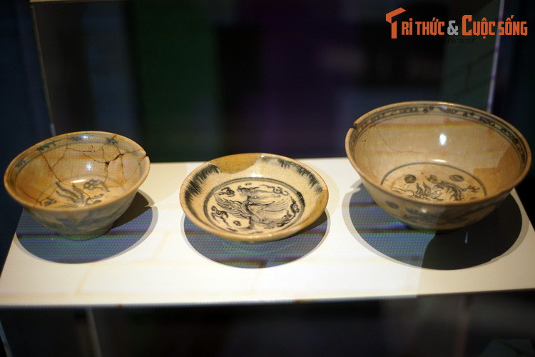 Các loại bát đĩa hoa lam, vẽ rồng và chim phượng, đồ dùng của vua và vương hậu thời Mạc, thế kỷ 16.