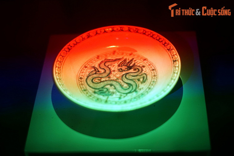 Đĩa gốm vẽ nhiều màu, trang trí hình rồng và hoă văn mây, thời Lê sơ - một hiện vật khác được tái hiện hoa văn bằng công nghệ 3D mapping.