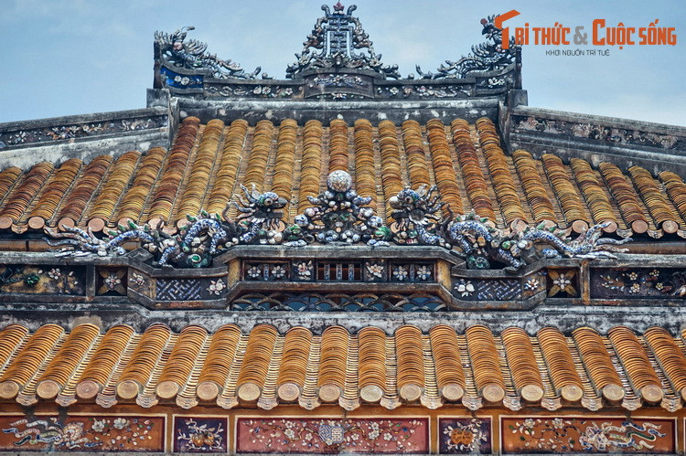 Mái Di Luân Đường chia làm hai tầng, phần lớn được lợp bằng ngói âm dương tráng men vàng. Riêng mặt Đông, Tây và phần mái lưa chạy bao quanh bên dưới của mái hạ lợp bằng ngói liệt chiếu...