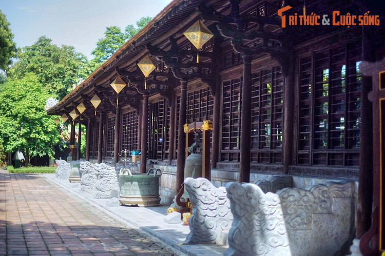 Điện Long An được xây kiểu “trùng thiềm điệp ốc” như nhiều cung điện khác ở Huế, gồm hai tòa nhà song song, nhà trước 7 gian với 8 bộ “vì kèo chồng rường giả thủ”, nhà sau 5 gian với 6 bộ “vì kèo cánh ác”, đặt trên nền cao 1,1 mét, vỉa ốp đá thanh.