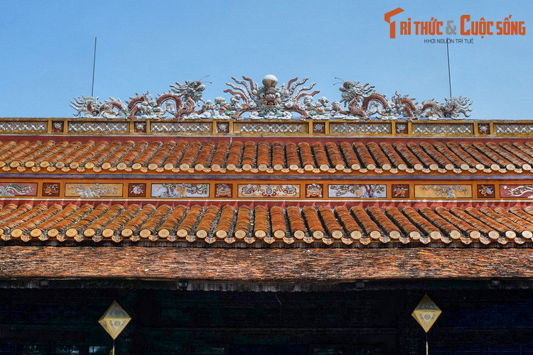 Phần mái điện lợp ngói hoàng lưu ly, được chia làm ba tầng giống như phần mái của điện Thái Hòa trong Hoàng thành. Bờ nóc trên đỉnh mái và dải cổ diêm ngăn cách giữa mái thượng và mái hạ trang trí nhiều hoa văn sinh động.