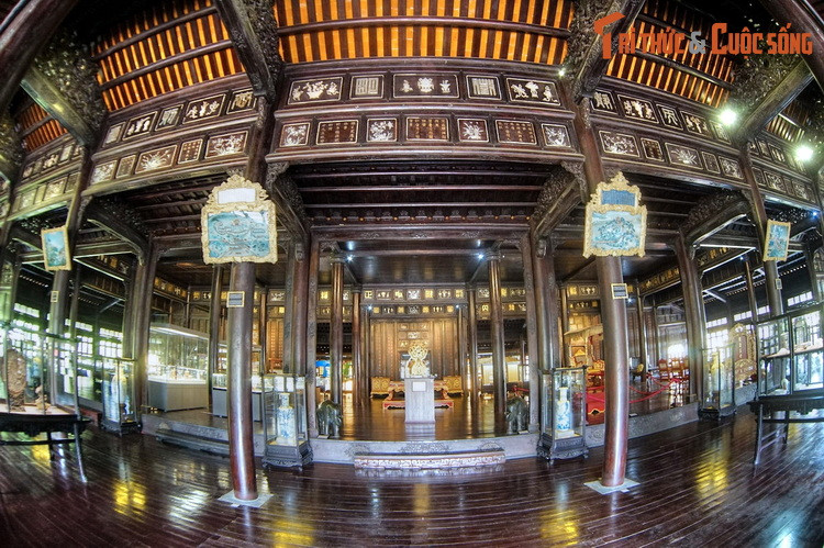 Ðiểm đặc biệt nổi bật ở nghệ thuật kiến trúc điện Long An là sự kết hợp hài hòa giữa kết cấu kiến trúc và trang trí mỹ thuật. Khác với đa số cung điện ở Huế, những chi tiết gỗ của điện Long An không sơn son thếp vàng mà chỉ để mộc trơn và chạm trổ tinh xảo.