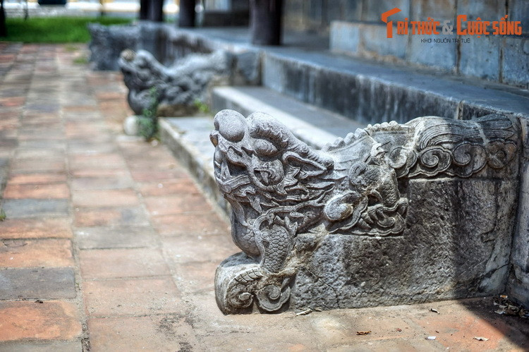 Bốn mặt công trình đều có ba hệ thống bậc cấp, mỗi hệ thống gồm 5 bậc. Riêng ở phía Nam và phía Bắc, hệ thống bậc chính giữa rộng hơn và hai bên chạm hình rồng thành bậc. Các hệ thống bậc cấp còn lại chạm hình giao khá đơn giản.