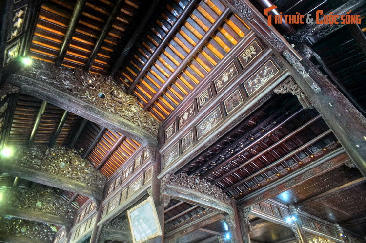 Tám bộ vì kèo nóc tiền điện không được thiết kế theo lối chồng rường giả thủ thông thường mà là 8 đồ án lưỡng long tranh châu liền khối đồ sộ, được các nghệ nhân Huế xưa thực hiện bằng nghệ thuật chạm lộng.