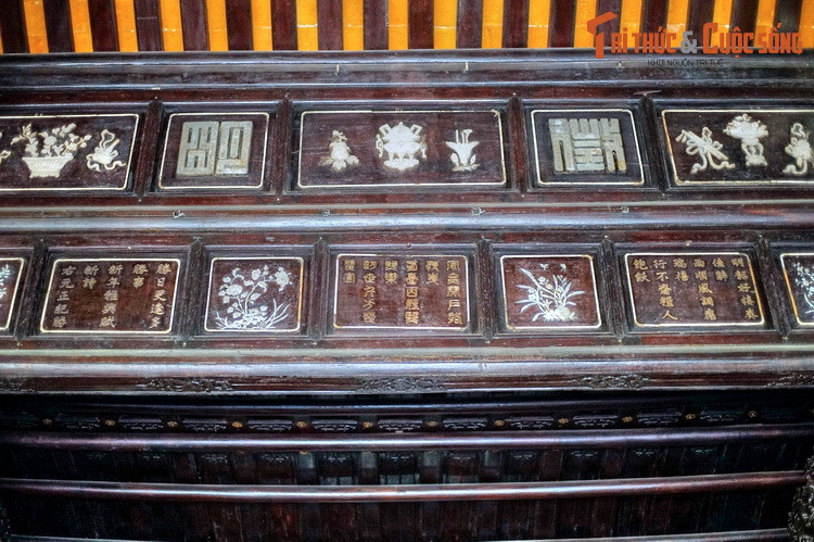 Phần trang trí nội thất chính của ngôi điện là các liên ba, đồ bản chạm khắc theo lối nhất thi nhất họa và nhất tự nhất họa phổ biến trong các cung điện Huế. Đáng chú ý trong hệ thống trang trí là những bài thơ, hầu hết là do đích thân vua Thiệu Trị sáng tác.