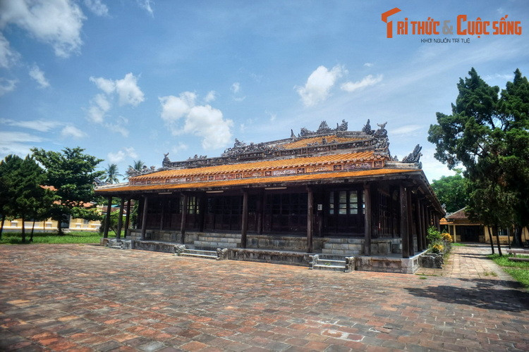 Về tổng thể, đây là một tòa nhà hai tầng, tầng dưới kiểu nhà kép gồm một căn nhà ba gian hai chái nối với một căn nhà một gian. Tầng hai là một căn nhà vuông kiểu một gian bốn chái.