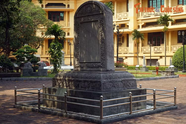 13. Bia điện Nam Giao là dấu tích duy nhất còn lại của đàn tế trời Kinh thành Thăng Long xưa. Tấm bia đá cổ này được dựng năm 1679, thời vua Lê Hy Tông. Hiện vật được trang trí hoa văn rất tinh xảo, thể hiện các đề tài đặc trưng của nghệ thuật điêu khắc thời Lê Trung Hưng.