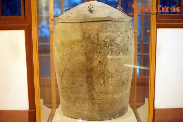 3. Thạp đồng Đào Thịnh được phát hiện ở xã Đào Thịnh, huyện Trấn Yên, tỉnh Yên Bái năm 1961. Không chỉ là hiện vật tiêu biểu cho nền mỹ thuật Đông Sơn, chiếc thạp này còn là minh chứng sinh động cho tín ngưỡng phồn thực của người Việt cổ.