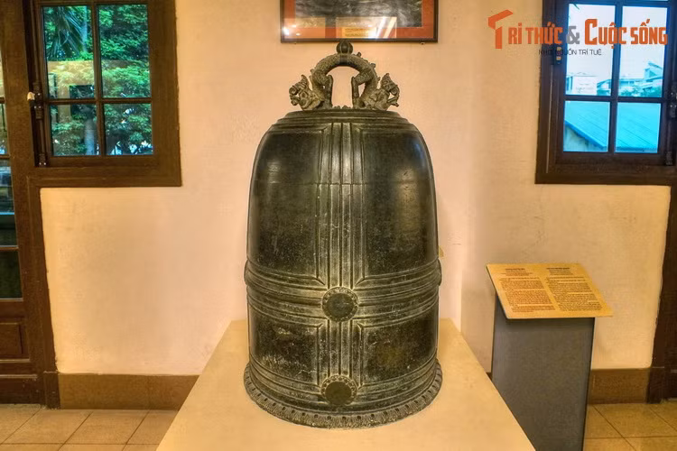 8. Chuông Vân Bản là một quả chuông cổ được tìm thấy năm 1958 tại vùng biển Đồ Sơn, Hải Phòng. Được đúc trong thời Trần, đây là một trong ba quả chuông lâu đời nhất Việt Nam còn tồn tại cho tới nay.