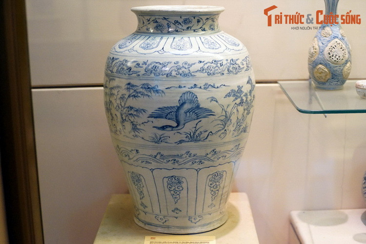 11. Bình gốm hoa lam vẽ thiên nga là hiện vật có được từ cuộc khai quật tàu cổ Cù Lao Chàm. Bình có niên đại từ thời Lê sơ (thế kỷ 15), được sản xuất tại làng gốm Chu Đậu (Hải Dương), được coi là sản phẩm tiêu biểu cho đồ gốm xuất khẩu của Việt Nam thời Trung đại.