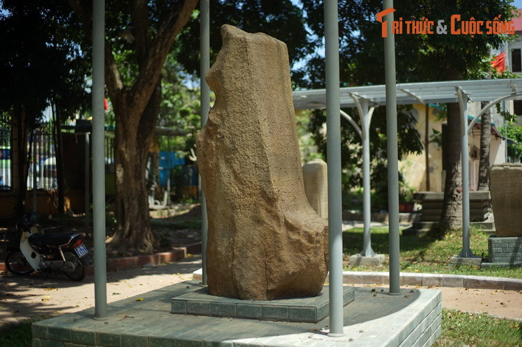 10. Bia Võ Cạnh có từ thế kỷ 2 – 3, là tấm bia cổ nhất còn lại của Vương quốc Champa. Bia vốn được dựng gần một tháp bằng gạch tại làng Võ Cạnh, huyện Vĩnh Trung, Diên Khánh, Khánh Hòa. Nội dung khắc trên bia cung cấp nhiều thông tin giá trị về lịch sử hình thành vương quốc Champa.