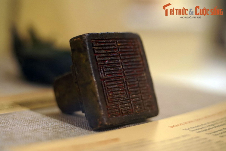 7. “Môn Hạ Sảnh ấn” là chiếc ấn cổ bằng đồng được phát hiện vào năm 1962 tại xã Hương Giang, huyện Hương Khê, tỉnh Hà Tĩnh. Đây là chiếc ấn hiếm hoi có nội dung rõ ràng, niên đại cụ thể liên quan đến lịch sử hành chính trung ương thời Trần.