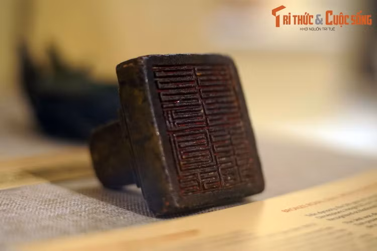 7. “Môn Hạ Sảnh ấn” là chiếc ấn cổ bằng đồng được phát hiện vào năm 1962 tại xã Hương Giang, huyện Hương Khê, tỉnh Hà Tĩnh. Đây là chiếc ấn hiếm hoi có nội dung rõ ràng, niên đại cụ thể liên quan đến lịch sử hành chính trung ương thời Trần.