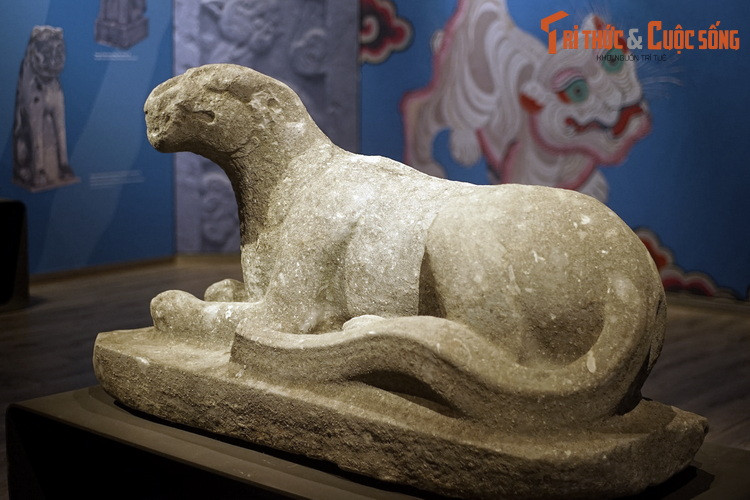 Tượng hổ ở lăng Trần Thủ Độ (Hưng Hà, Thái Bình) và lăng vua Trần Hiến Tông (Đông Triều, Quảng Ninh) là các tác phẩm điêu khắc hổ hiếm hoi còn lại của thời Trần, mở đầu cho truyền thống đặt tượng ở hai bên trục thần đạo tại các lăng mộ.