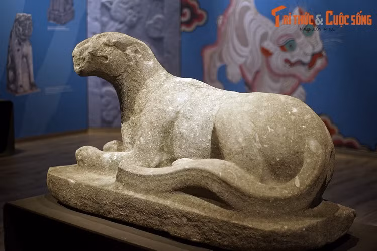 Tượng hổ ở lăng Trần Thủ Độ (Hưng Hà, Thái Bình) và lăng vua Trần Hiến Tông (Đông Triều, Quảng Ninh) là các tác phẩm điêu khắc hổ hiếm hoi còn lại của thời Trần, mở đầu cho truyền thống đặt tượng ở hai bên trục thần đạo tại các lăng mộ.