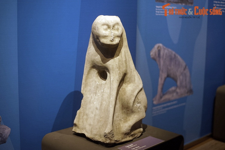 Thời Lê - Trịnh (thế kỷ 17-18), sự tiếm quyền, dương oai của các vị công thần đã làm nảy sinh nhiều lăng mộ đồ sộ cả về quy mô kiến trúc và điêu khắc. Ảnh: Tượng hổ thế kỷ 17, BT Lịch sử Quốc gia.