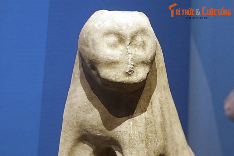 Vị trí của tượng hổ tại các lăng mộ thường được đặt ở ngoài cùng, nhiều trường hợp được đặt ở vị trí ngoài tường bao, cách khá xa các cặp tượng voi, ngựa, quan hầu khác.