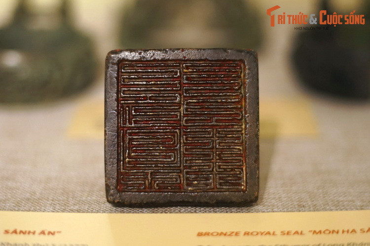 Cạnh phải lưng ấn khắc chữ “Môn Hạ Sảnh ấn” (ấn của Sảnh Môn Hạ), cạnh trái khắc ngày tạo tác. Mặt ấn đúc bốn chữ “Môn Hạ Sảnh ấn” theo kiểu chữ triện. Ấn được dùng để đóng lên những văn bản hành chính quan trọng của nhà Trần từ kể từ đời vua Trần Phế Đế (1377-1388) trở về sau.