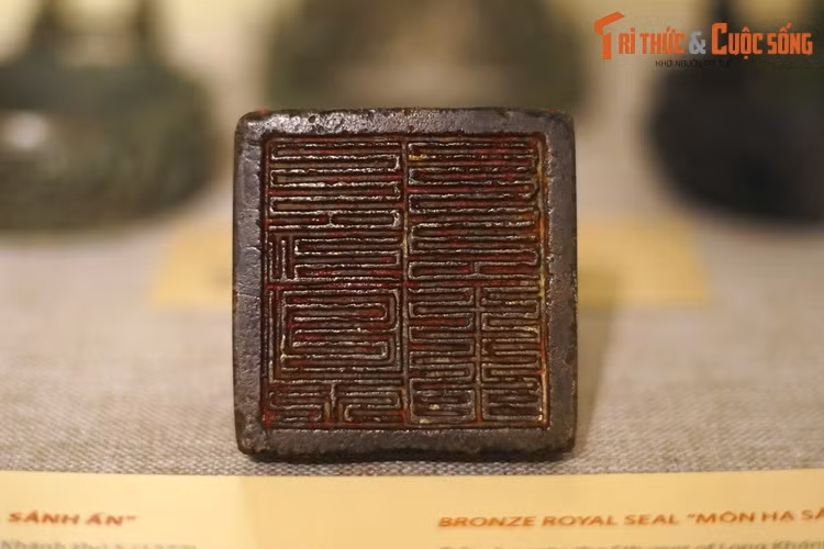 Cạnh phải lưng ấn khắc chữ “Môn Hạ Sảnh ấn” (ấn của Sảnh Môn Hạ), cạnh trái khắc ngày tạo tác. Mặt ấn đúc bốn chữ “Môn Hạ Sảnh ấn” theo kiểu chữ triện. Ấn được dùng để đóng lên những văn bản hành chính quan trọng của nhà Trần từ kể từ đời vua Trần Phế Đế (1377-1388) trở về sau.