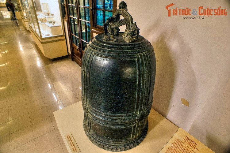 Quả chuông cổ này có kích thước to lớn, cao 125 cm, đường kính miệng 80 cm. Thân chuông có nhiều đường gân ngang dọc tạo thành 8 ô, 4 ô trên hình thang đứng, 4 ô dưới hình chữ nhật.