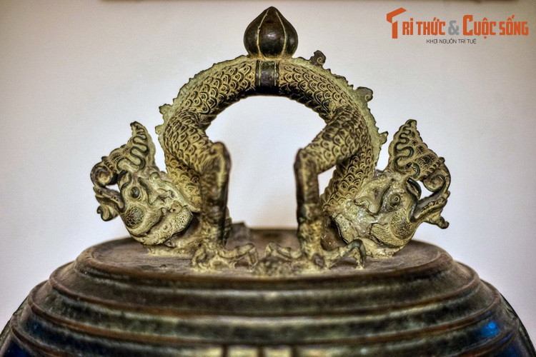 Quai chuông trang trí hai con rồng đấu lưng vào nhau mang nhiều đặc trưng của mỹ thuật thời Trần. Chuông từng nằm dưới biển hàng thế kỷ nhưng không hề bị nước mặn ăn mòn, làm hư hại. Có người lý giải rằng, chuông bền như vậy vì được đúc với một tỷ lệ vàng rất cao...