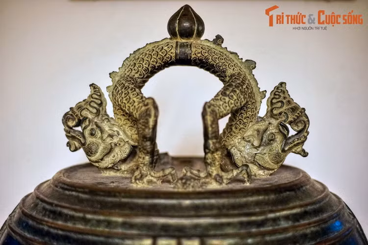 Quai chuông trang trí hai con rồng đấu lưng vào nhau mang nhiều đặc trưng của mỹ thuật thời Trần. Chuông từng nằm dưới biển hàng thế kỷ nhưng không hề bị nước mặn ăn mòn, làm hư hại. Có người lý giải rằng, chuông bền như vậy vì được đúc với một tỷ lệ vàng rất cao...