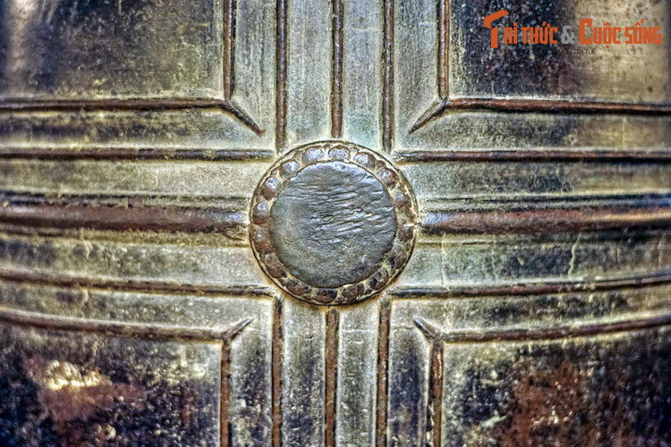 Chuông có 6 núm gõ, xung quanh mỗi núm có 16 núm tròn nhỏ tạo thành hình bông cúc. Phần vành miệng trang trí 52 cánh sen.