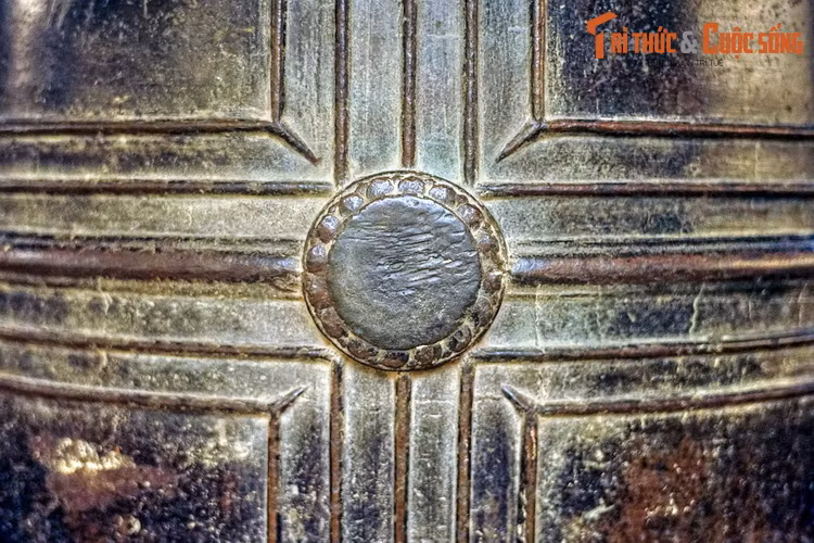 Chuông có 6 núm gõ, xung quanh mỗi núm có 16 núm tròn nhỏ tạo thành hình bông cúc. Phần vành miệng trang trí 52 cánh sen.