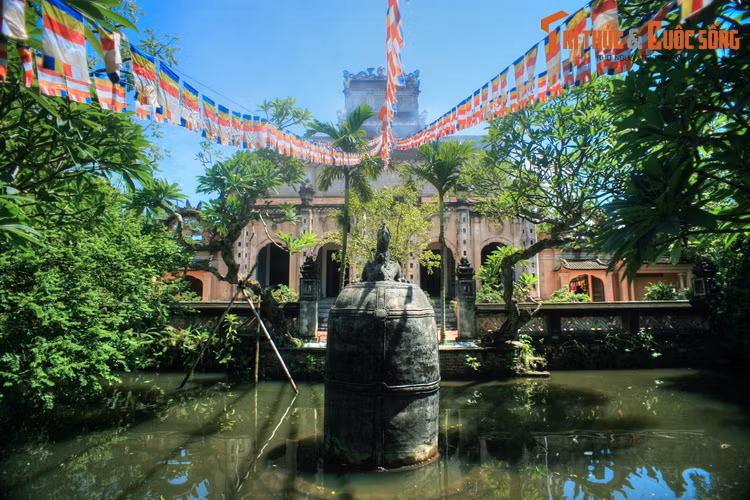 Quả chuông này được gọi là Đại Hồng Chung, do Hòa thượng Thích Thế Long cho đúc vào năm 1936, là một trong những quả chuông lớn nhất Việt Nam. Theo đo đạc, chuông cao 4,2 mét, đường kính 2,2 mét, thành dày 8 cm, nặng tới 9 tấn.