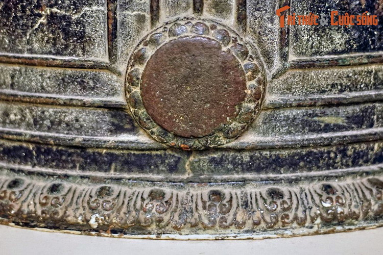 Thế kỷ 15, chuông biến mất để tránh cuộc hủy hoại văn hóa của giặc Minh. Đầu thế kỷ 19, chuông lại “lặn” xuống biển để tránh việc phá chùa Tháp của Hoàng Cao Khải… Năm 1958, một ngư dân Đồ Sơn đã tìm được quả chuông khi kéo lưới. Chuông Vân Bản được đưa về bảo tàng từ đó đến nay.